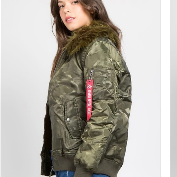 3 hr price drop! CAMO BOMBER JACKET WITH FUR. - Picture 3 of 5